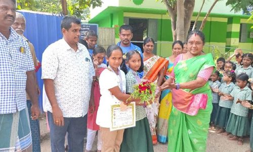 மாநில அளவிலான கராத்தே போட்டியில் வெள்ளி பதக்கம் வென்ற மாணவிகளை பட்டாசு வெடித்து வரவேற்ற ஆசிரியர்கள்