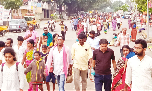 பவுர்ணமியையொட்டி திருவண்ணாமலையில் 2-வது நாளாக பக்தர்கள் கிரிவலம்