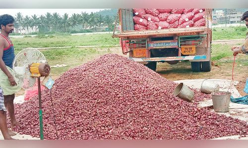 சரிந்தது தக்காளி, எகிறியது வெங்காயம் காய்கறிகளுக்கு விலை கிடைக்காமல் விவசாயிகள் தவிப்பு