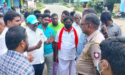 மீஞ்சூர் அருகே கிராம எல்லையில் கழிவுகள் கொட்டுவதை எதிர்த்து பொதுமக்கள் போராட்டம்