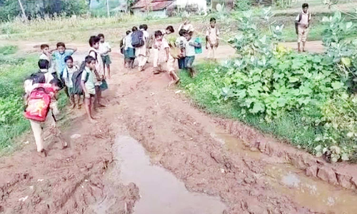 அய்யலூர் அருகே சேறும் சகதியுமான சாலையால் மாணவர்கள் அவதி