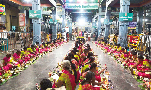 குலசேகரன்பட்டினம் முத்தாரம்மன் கோவிலில் திருவிளக்கு பூஜை