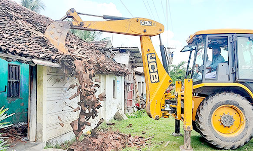 ஆக்கிரமிப்பு கட்டிடம் அகற்றும் பணி