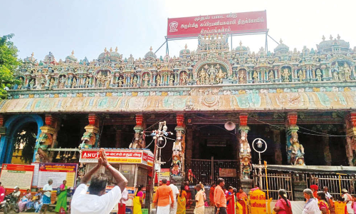 திருப்பரங்குன்றம் ராஜகோபுரத்தை மறைக்கும் ஒளிரும் பெயர் பலகை: பக்தர்கள் வேதனை