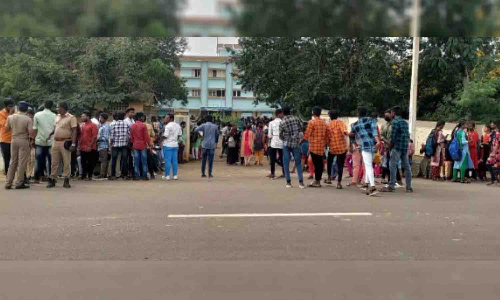 அடிப்படை வசதி செய்து தர கோரி உடுமலை அரசு கல்லூரி மாணவர்கள் வகுப்புகளை புறக்கணித்து போராட்டம்