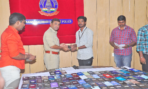 குமரி மாவட்டத்தில் திருட்டு போன ரூ.42 லட்சம் மதிப்புள்ள 300 செல்போன்கள் உரியவர்களிடம் ஒப்படைப்பு - போலீஸ் சூப்பிரண்டு ஹரிகிரண் பிரசாத் வழங்கினார்