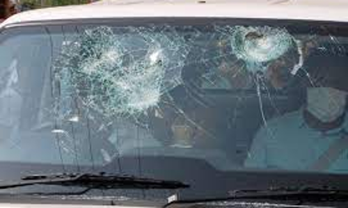 தாசில்தாரின் கார் கண்ணாடி உடைப்பு