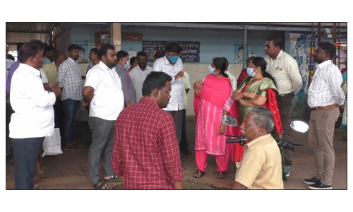 தருமபுரி புறநகர் பேருந்து நிலையத்தில்  நகராட்சி ஆணையாளர், நகர மன்ற தலைவர் ஆய்வு  -கழிப்பறையில் கூடுதல் வசூல் புகாரால் நடவடிக்கை