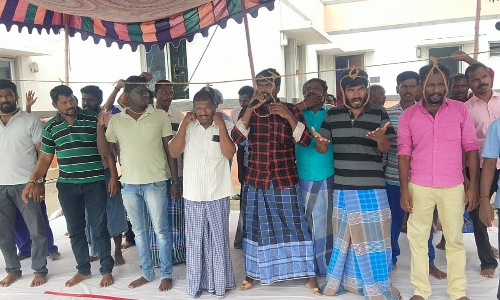 சுங்கச்சாவடி ஊழியர்கள் நூதன போராட்டம்