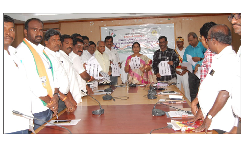 தருமபுரி மாவட்டத்தில் உள்ள  5 சட்டமன்ற தொகுதிகளின் வரைவு வாக்காளர் பட்டியல் வெளியீடு   -கலெக்டர் சாந்தி வெளியிட்டார்