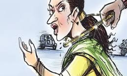 மூதாட்டியிடம் நகை பறித்த இளம்பெண் கைது