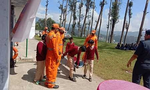 குன்னூரில் பள்ளி மாணவ, மாணவிகளுக்கு பேரிடா் செயல் விளக்க பயிற்சி