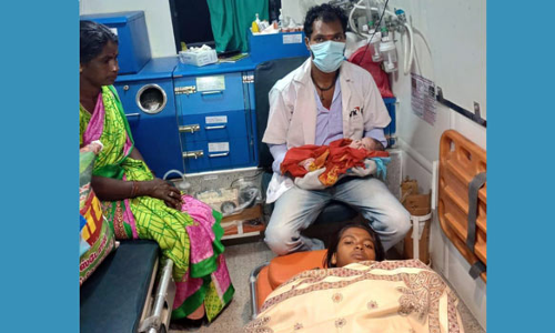 பெண்ணுக்கு ஆம்புலன்சில் குழந்தை பிறந்தது