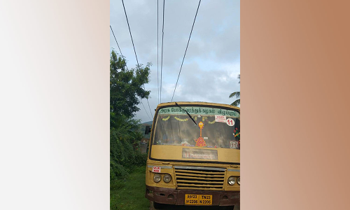 தாழ்வாக செல்லும் மின் கம்பியால் ஊருக்குள் வராமல் செல்லும் பஸ்கள்