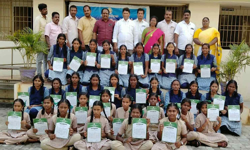 குடியாத்தம் நடுப்பேட்டை அரசு பள்ளி மாணவிகள் மாநில அளவிலான விளையாட்டுப் போட்டிக்கு தேர்வு