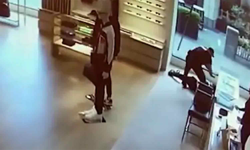 அமெரிக்காவில் கடையில் திருடிவிட்டு தப்பியபோது கண்ணாடி கதவில் மோதி விழுந்த திருடன்