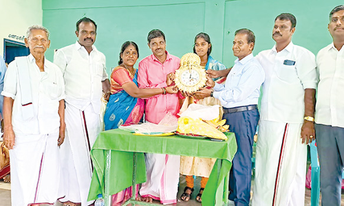 மருத்துவக்கல்லூரியில் இடம் கிடைத்த அரசு பள்ளி மாணவிக்கு பாராட்டு