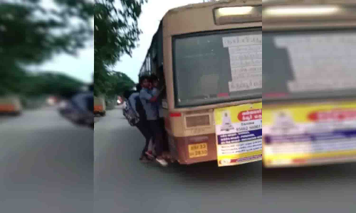பஸ்சின் படியில் தொங்கியபடி ஆபத்தான முறையில் பயணம் செய்யும் பள்ளி மாணவர்கள் - கூடுதலாக பஸ்கள் இயக்க பொதுமக்கள் கோரிக்கை