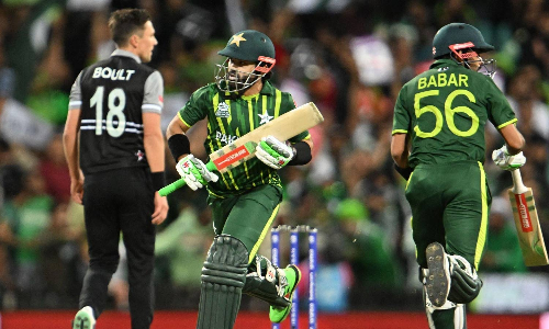 கேட்ச் மிஸ் மேட்ச் மிஸ்... நியூசிலாந்தை வீழ்த்தி இறுதி போட்டிக்கு முன்னேறியது பாகிஸ்தான்