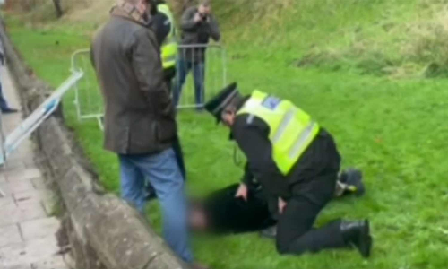 இங்கிலாந்து அரசர் சார்லஸ் மீது முட்டை வீச்சு- ஒருவர் கைது