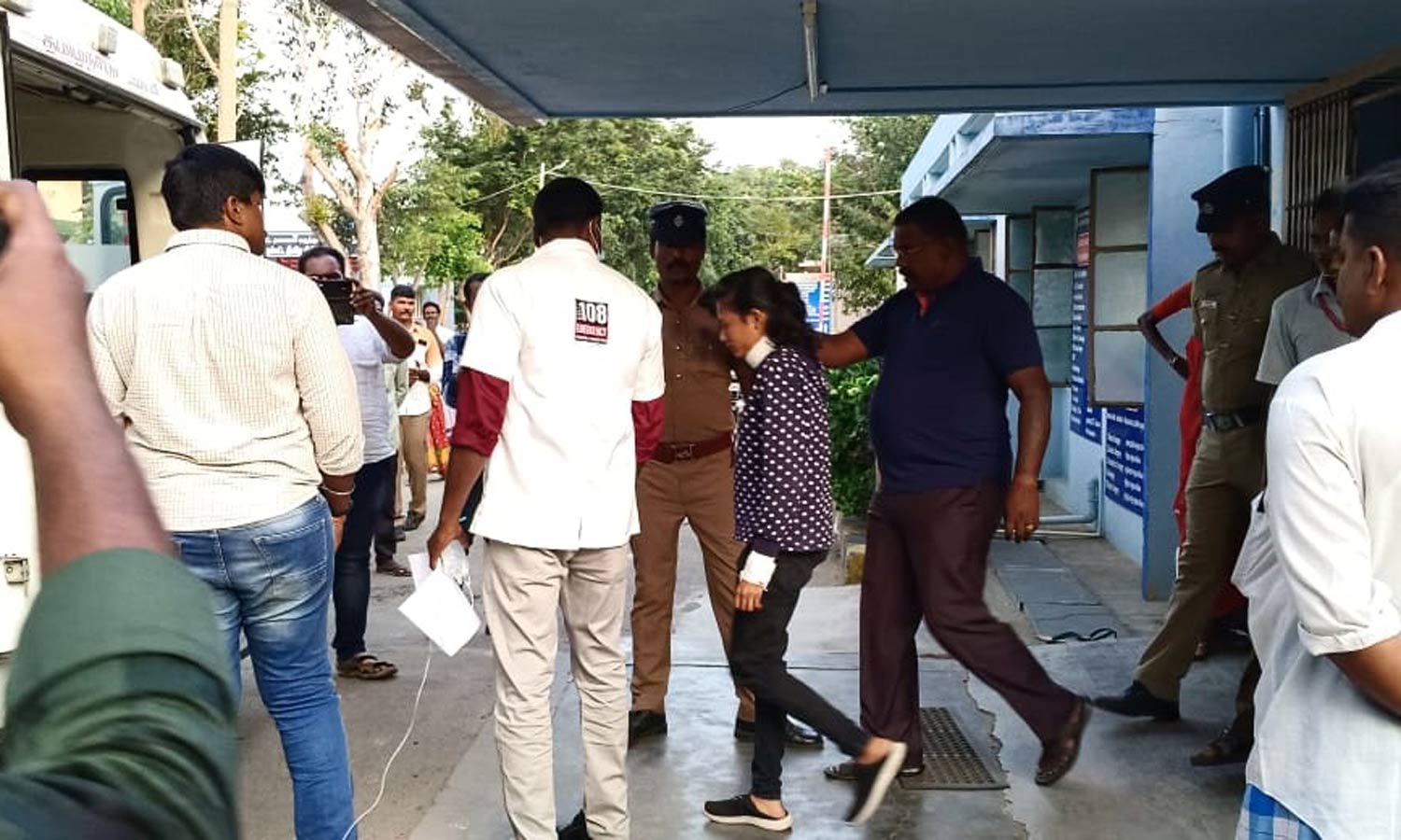 தோழியை பிரிய மறுத்து கழுத்தை அறுத்து கொண்ட பெண் என்ஜினீயர்- மருத்துவமனையில் தீவிர சிகிச்சை தோழியை பிரிய மறுத்து கழுத்தை அறுத்து கொண்ட பெண் என்ஜினீயர்- மருத்துவமனையில் தீவிர சிகிச்சை