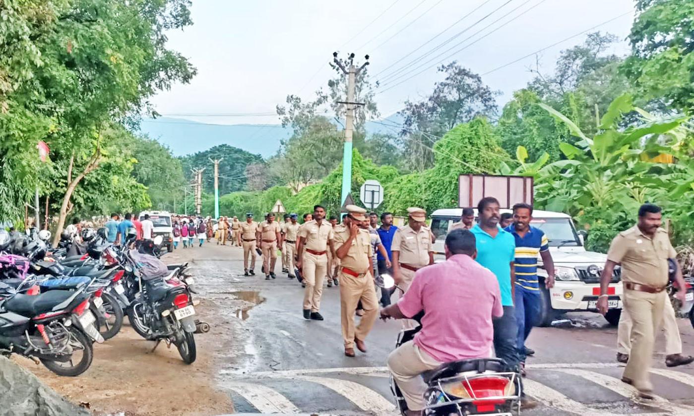 மதுரை, திண்டுக்கல்லில் போக்குவரத்து மாற்றம்- பிரதமர் மோடி வருகையை முன்னிட்டு 3,000 போலீசார் குவிப்பு மதுரை, திண்டுக்கல்லில் போக்குவரத்து மாற்றம்- பிரதமர் மோடி வருகையை முன்னிட்டு 3,000 போலீசார் குவிப்பு