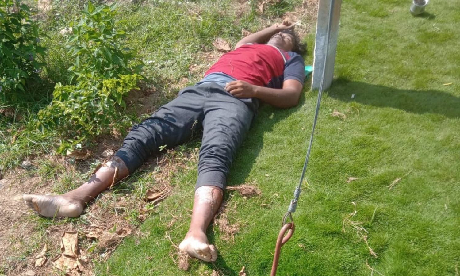 இண்டூர் அருகே விபரீதம்: கம்பத்தில் ஏறி இணைப்பு கொடுக்க முயன்ற விவசாயி மின்சாரம் தாக்கி பலி இண்டூர் அருகே விபரீதம்: கம்பத்தில் ஏறி இணைப்பு கொடுக்க முயன்ற விவசாயி மின்சாரம் தாக்கி பலி