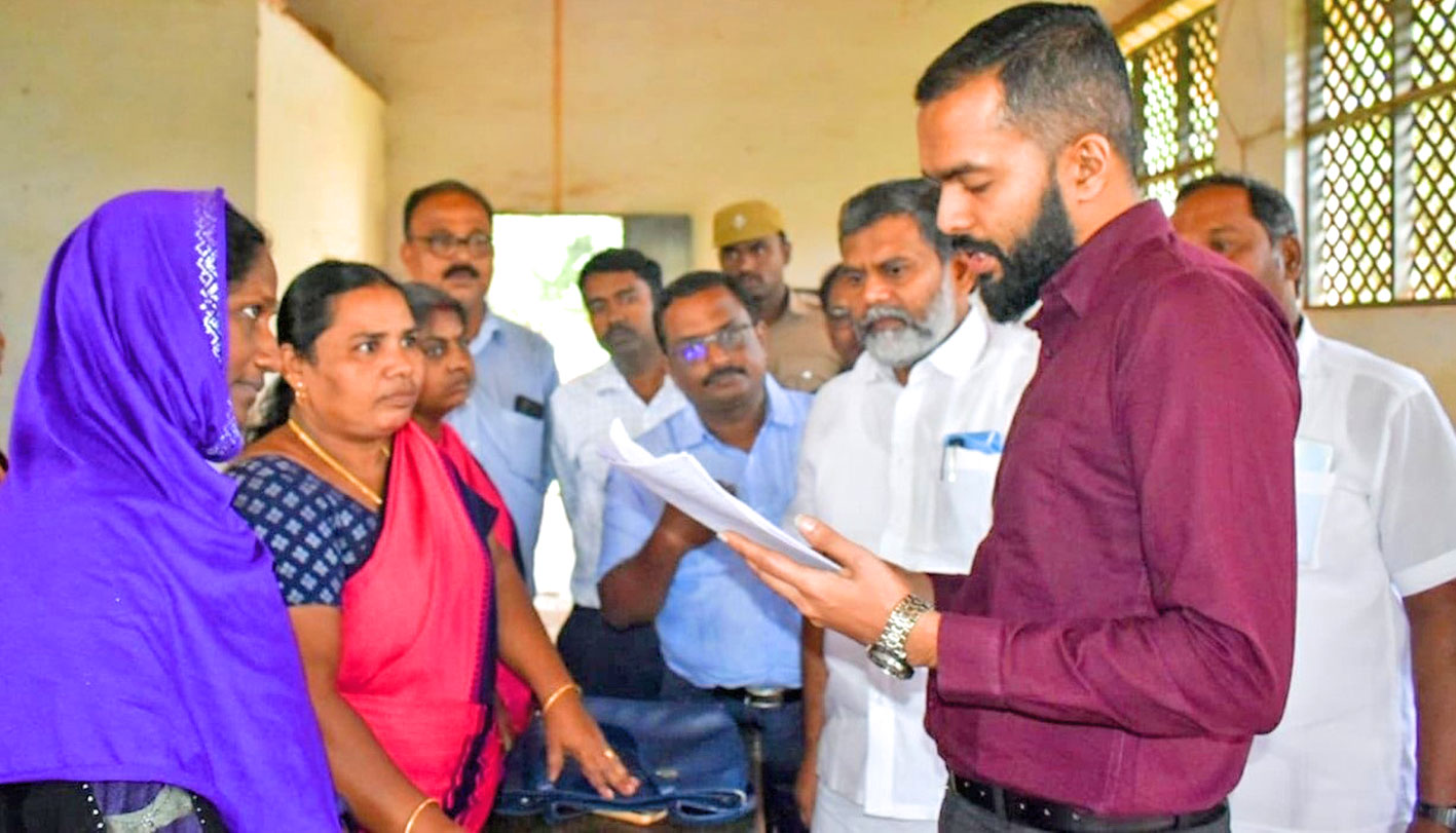 கடையநல்லூரில் வாக்குச்சாவடி மையங்களை கலெக்டர் திடீர் ஆய்வு