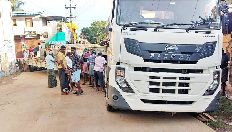கனரக லாரி சாலையை விட்டு இறங்கியதால் போக்குவரத்து பாதிப்பு - ராதாபுரம் சாலையில் அணிவகுத்த வாகனங்கள்