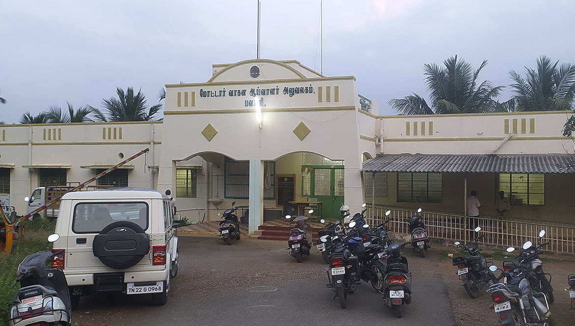 மோட்டார் வாகன ஆய்வாளர் அலுவலகத்தில் 8 மணி நேரம் நீடித்த லஞ்ச ஒழிப்பு சோதனை மோட்டார் வாகன ஆய்வாளர் அலுவலகத்தில் 8 மணி நேரம் நீடித்த லஞ்ச ஒழிப்பு சோதனை