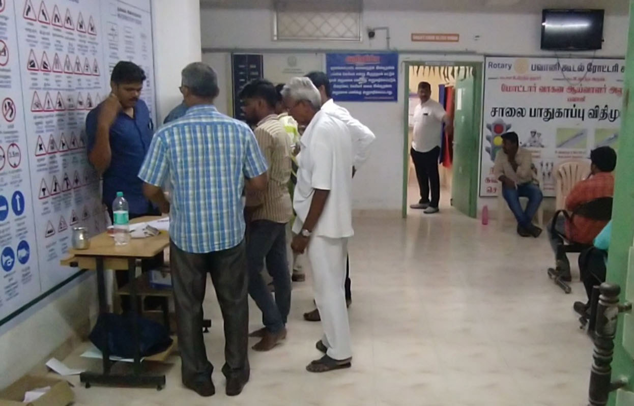 மோட்டார் வாகன ஆய்வாளர் அலுவலகத்தில் 8 மணி நேரம் நீடித்த லஞ்ச ஒழிப்பு சோதனை மோட்டார் வாகன ஆய்வாளர் அலுவலகத்தில் 8 மணி நேரம் நீடித்த லஞ்ச ஒழிப்பு சோதனை