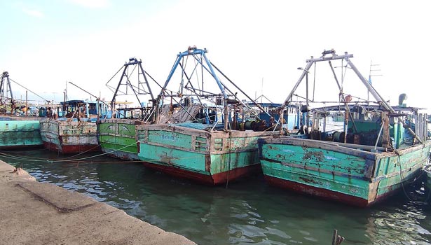 மாமல்லபுரத்தில் சூறாவளி காற்று- மீனவர்கள் கடலுக்கு செல்லவில்லை மாமல்லபுரத்தில் சூறாவளி காற்று- மீனவர்கள் கடலுக்கு செல்லவில்லை