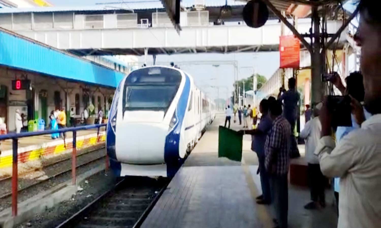 44 ரெயில் நிலையங்களில் வந்தே பாரத் ரெயில் நாளை ஒரு நாள் மட்டும் நின்று செல்லும்