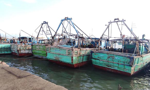 நெல்லை மாவட்டத்தில் 10 ஆயிரம்  நாட்டுப்படகு மீனவர்கள் போராட்டம்