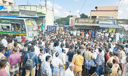 நத்தத்தில் டிப்பர் லாரி மோதி பள்ளி மாணவன் பலி பொதுமக்கள் சாலை மறியல்