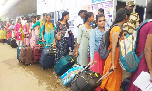 4 நாள் கல்விச்சுற்றுலாவாக துபாய் புறப்பட்டு சென்ற 67 மாணவர்கள்- அமைச்சர் மகேஷ் பொய்யாமொழியும் உடன் சென்றார்