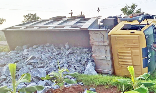 சேரகுளம் அருகே  கற்கள் ஏற்றி சென்ற லாரி சாலையோரம் கவிழ்ந்து விபத்து - அதிர்ஷ்டவசமாக டிரைவர் தப்பினார்