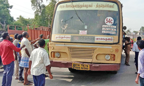 தூத்துக்குடியில் கூடுதல் பஸ்கள் இயக்க வலியுறுத்தி அரசு பஸ் சிறைபிடிப்பு - கம்யூனிஸ்டு போராட்டம்