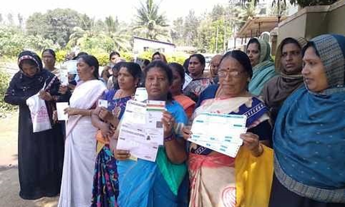 கூடலூரில் மின் இணைப்பு வழங்க கோரி பொதுமக்கள் தர்ணா