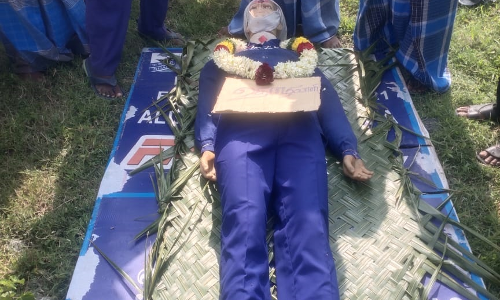 சுங்கச்சாவடி ஊழியர்கள்  பாடை கட்டி வினோத போராட்டம்