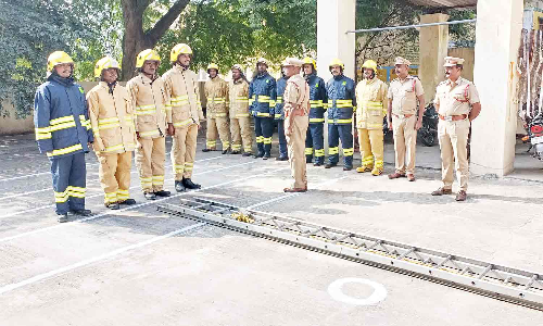 தீயணைப்பு நிலையத்தில் அதிகாரி ஆய்வு