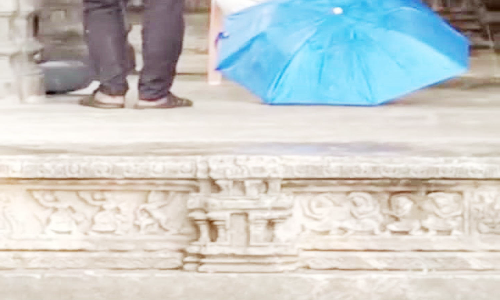 அதிகாரிகள் எனக்கூறி கோவிலுக்குள் செருப்பு அணிந்து வந்த நபர்களுடன் பக்தர்கள் மோதல்