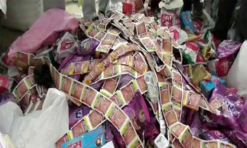 கடைகளில் விற்பனை செய்த ரூ.1 லட்சம் குட்கா பறிமுதல்