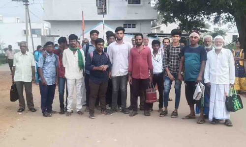 பல்லடம் அருகே அரசு பஸ்சை முறையாக இயக்க கோரி பொதுமக்கள் சாலை மறியல்