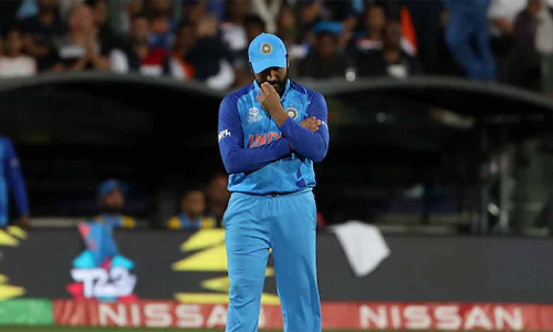 நெருக்கடியான சூழ்நிலையை கையாள யாருக்கும் கற்றுக்கொடுக்க முடியாது... ரோகித் சர்மா சொல்கிறார்