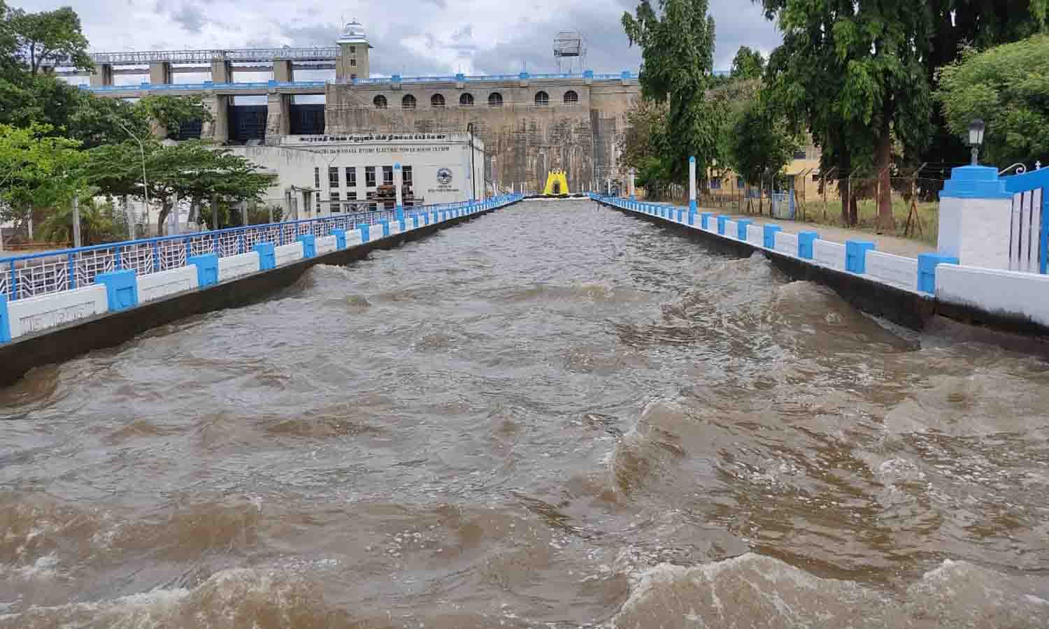 நீர்வரத்து அதிகரிப்பால் அமராவதி அணையில் இருந்து பாசனத்திற்கு கூடுதல் உபரிநீர் திறப்பு நீர்வரத்து அதிகரிப்பால் அமராவதி அணையில் இருந்து பாசனத்திற்கு கூடுதல் உபரிநீர் திறப்பு