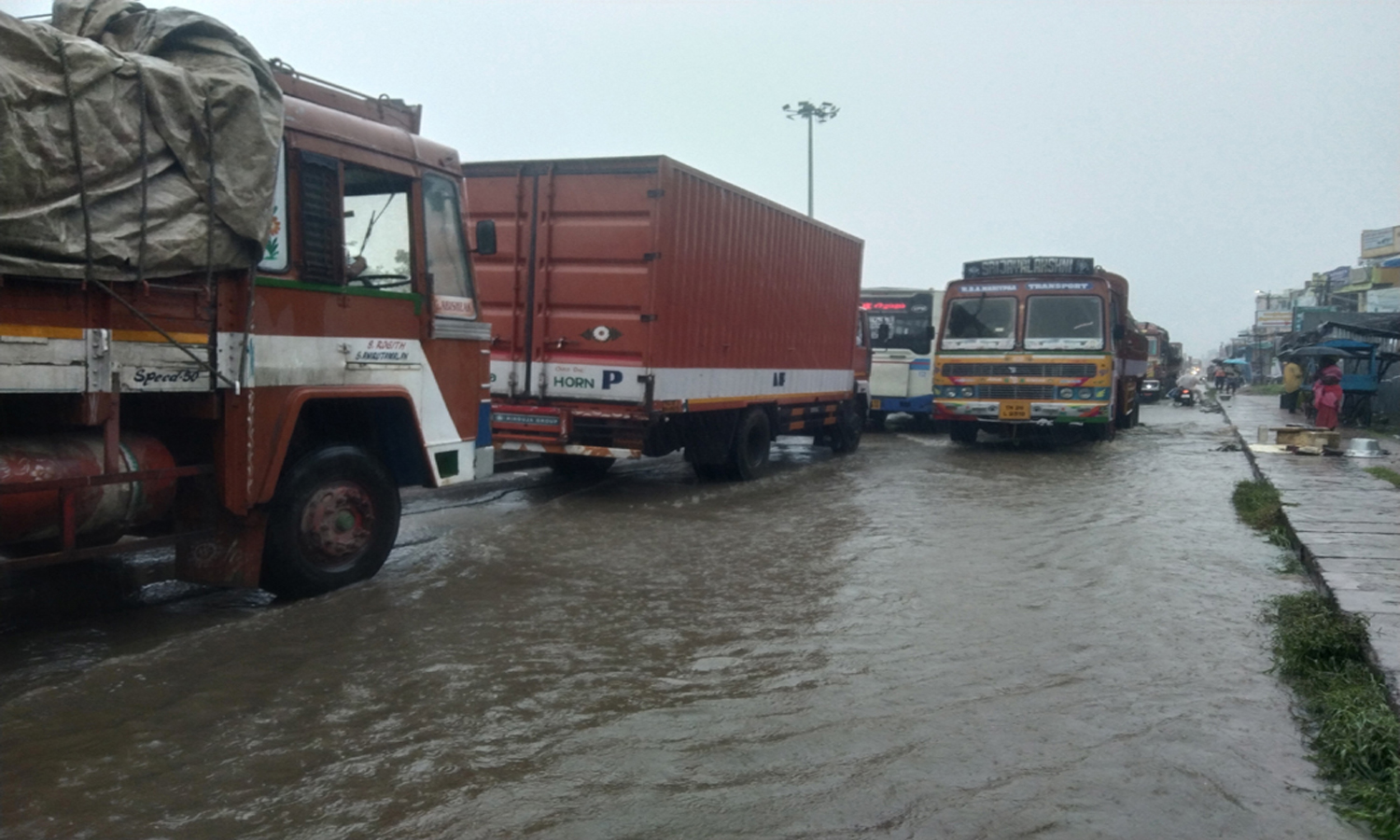 வேப்பூரில் பழுதாகி நின்ற லாரியால் 5 மணி நேரம் போக்குவரத்து பாதிப்பு வேப்பூரில் பழுதாகி நின்ற லாரியால் 5 மணி நேரம் போக்குவரத்து பாதிப்பு