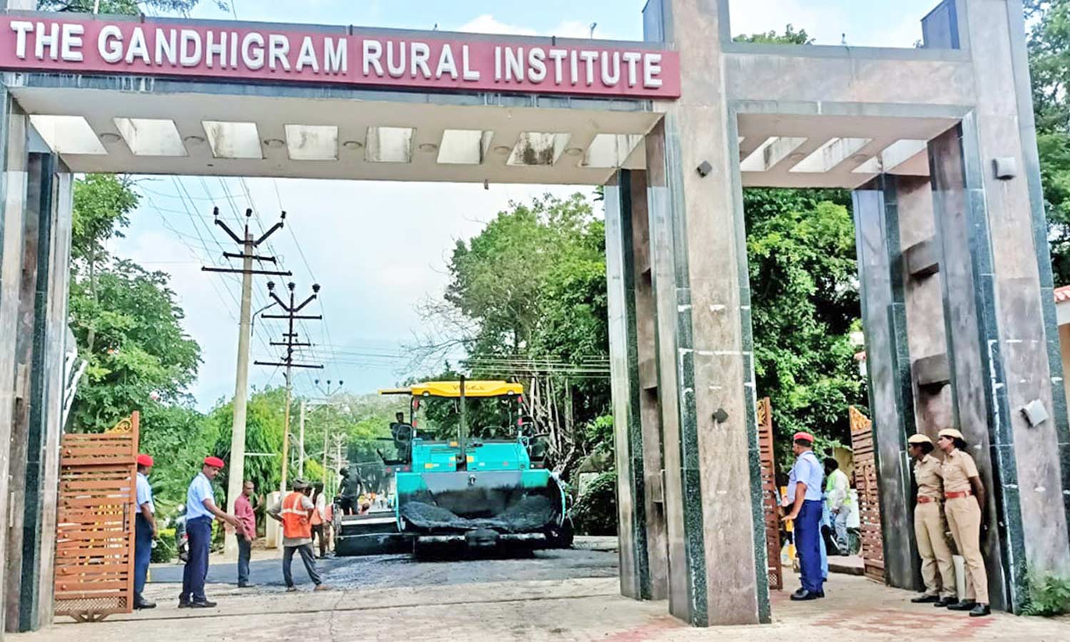 காந்திகிராம பட்டமளிப்பு விழா உரிய சான்று இல்லாமல் ஏமாற்றுத்துடன் திரும்பிய மாணவர்கள்