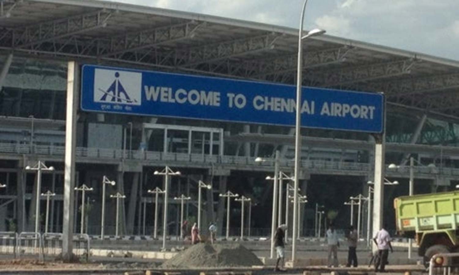 மழையால் போக்குவரத்து நெரிசலில் சிக்கிய பயணிகள்- சென்னையில் இருந்து புறப்படும் 28 விமானங்கள் தாமதம் மழையால் போக்குவரத்து நெரிசலில் சிக்கிய பயணிகள்- சென்னையில் இருந்து புறப்படும் 28 விமானங்கள் தாமதம்