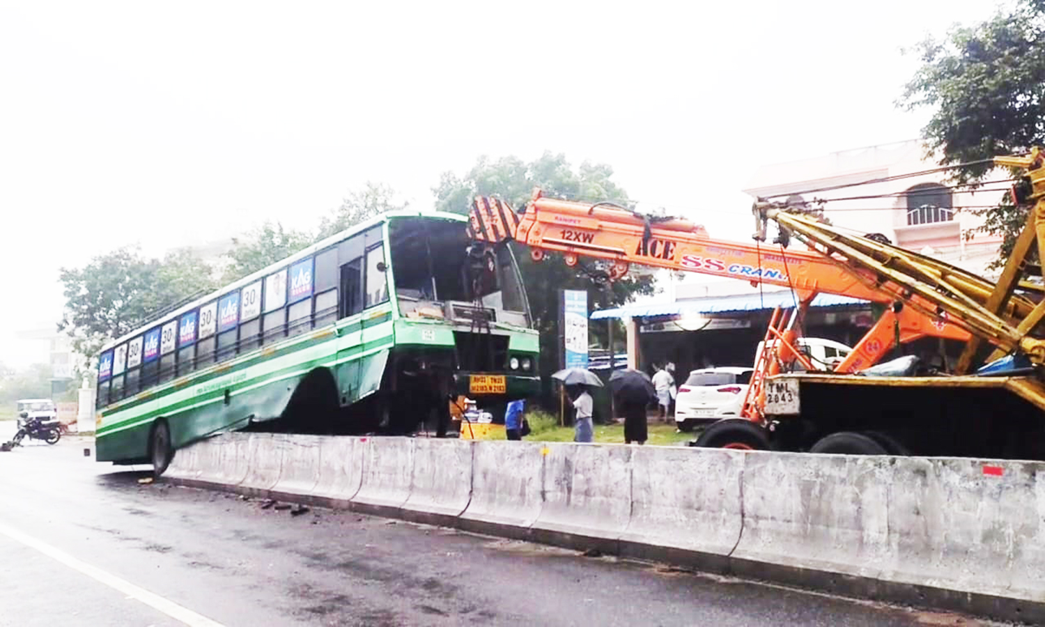 தடுப்பு சுவரில் அரசு பஸ் மோதி விபத்து தடுப்பு சுவரில் அரசு பஸ் மோதி விபத்து